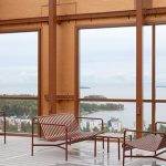 Maisema ikkunasta, arkkitehtuurivalokuvauskurssi Kuressaaressa – Tuomas Uusheimo