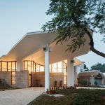 Modernin rakennuksen kontrasti sinistä taivasta vasten, arkkitehtuurivalokuvauskurssi Kuressaaressa – Tuomas Uusheimo