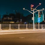 Katutilan ja liikennemerkkien vuorovaikutus, arkkitehtuurivalokuvauskurssi Kuressaaressa – Tuomas Uusheimo