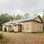 Vanha puurakennus, arkkitehtuurivalokuvauskurssi Kuressaaressa – Tuomas Uusheimo