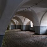 Vanha holvirakenne, arkkitehtoninen sommittelu, arkkitehtuurivalokuvauskurssi Kuressaaressa – Tuomas Uusheimo