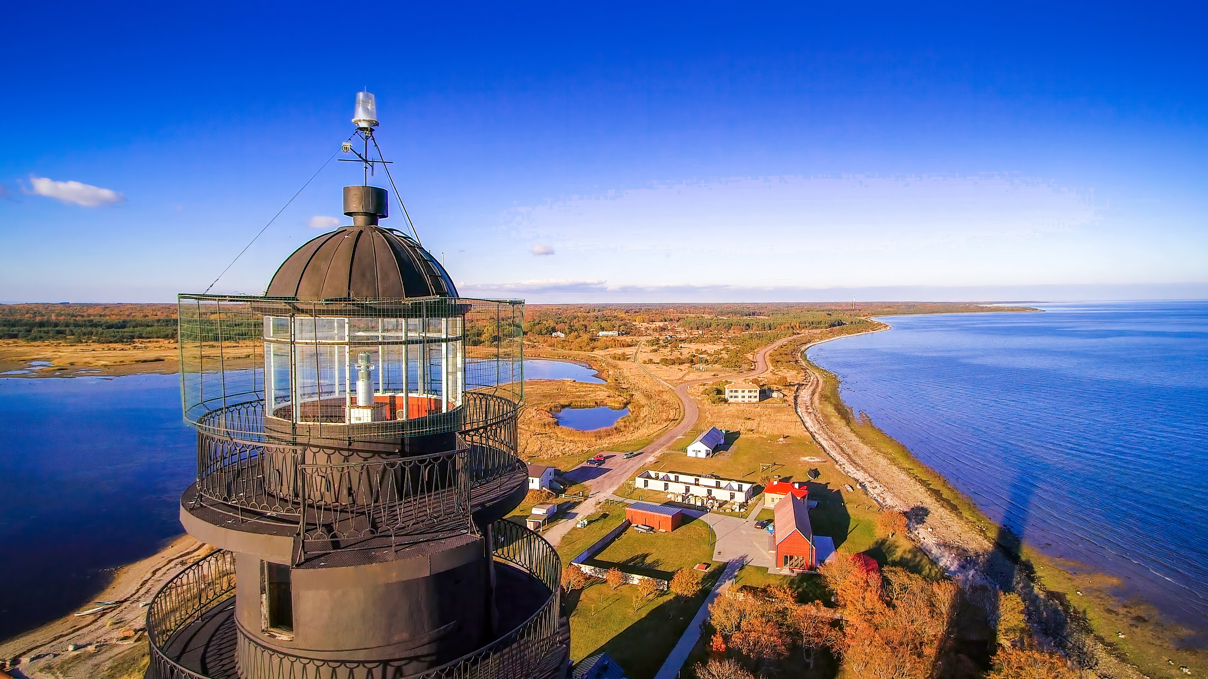 Closer look of the top of the Sorve lighthouse.