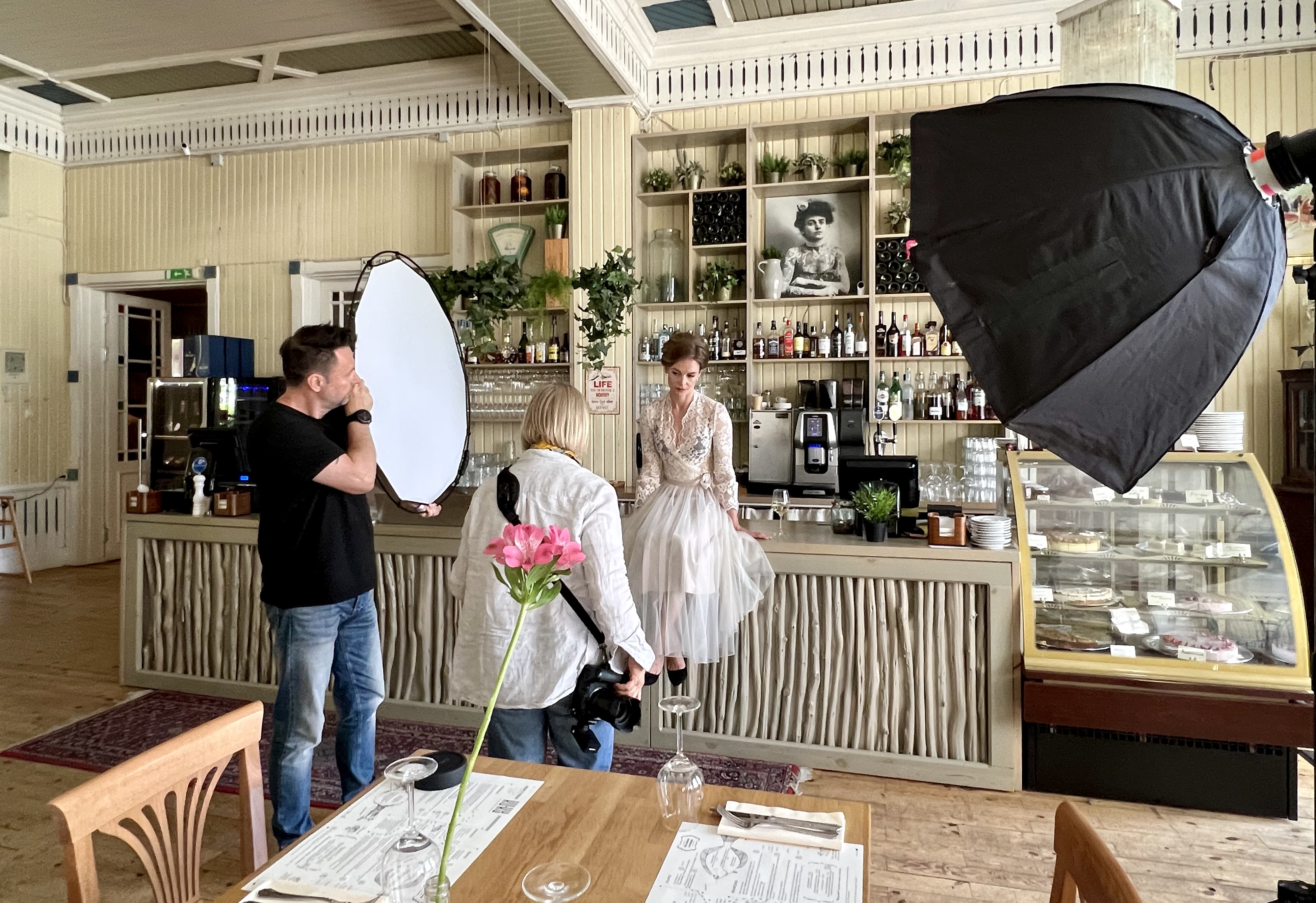 In Joe McNally's portrait photography workshop, participants can anticipate generous one-on-one teaching time, including instruction from photographer Pasi Hakala.