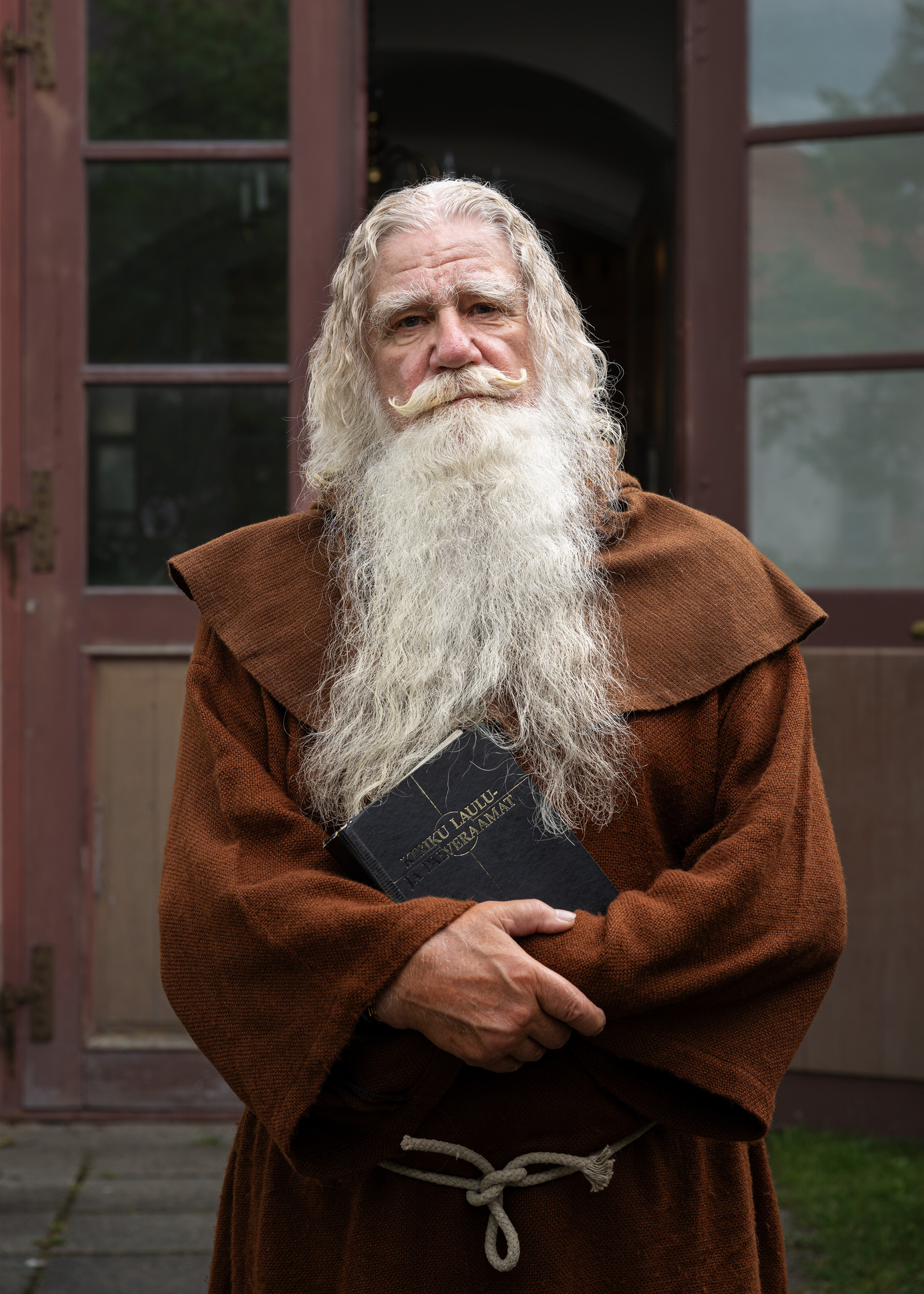 In Joe McNally's portrait photography workshop in Saaremaa, Estonia, we offer a diverse range of authentic shooting locations. Among these is the historic old church, featured in the picture with Iivo, one of our models.