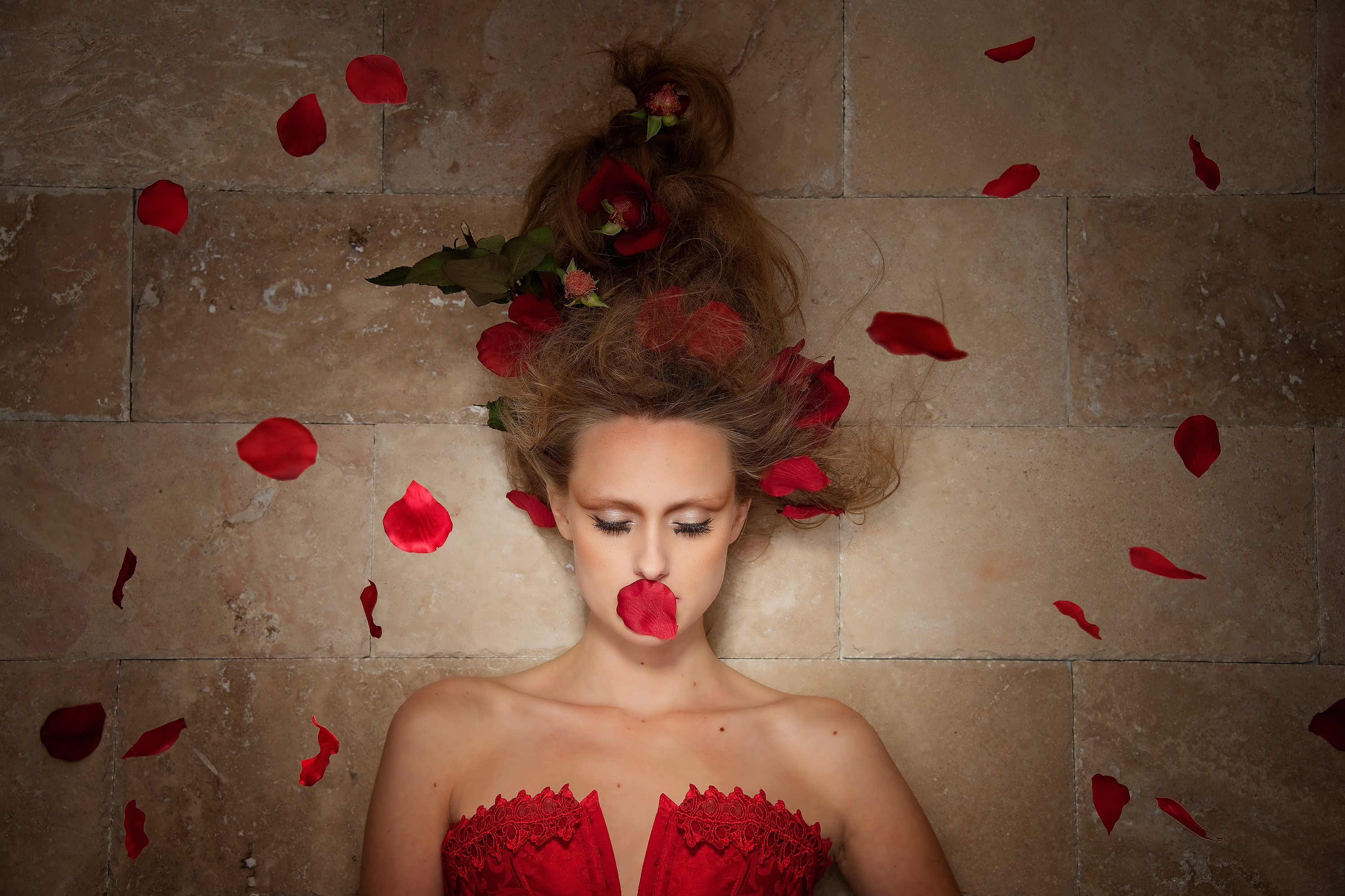 In Joe McNally's portrait workshop in Saaremaa, Estonia, we offer a diverse range of models and ample shooting time for all participants.