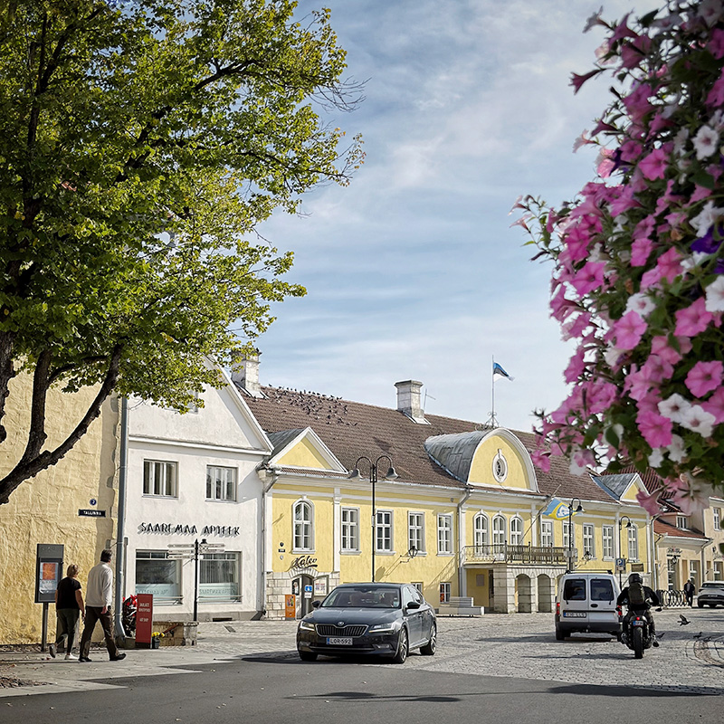 Kuressaaren vanhankaupungin historialliset rakennukset ja kesäiset kukkaistutukset.